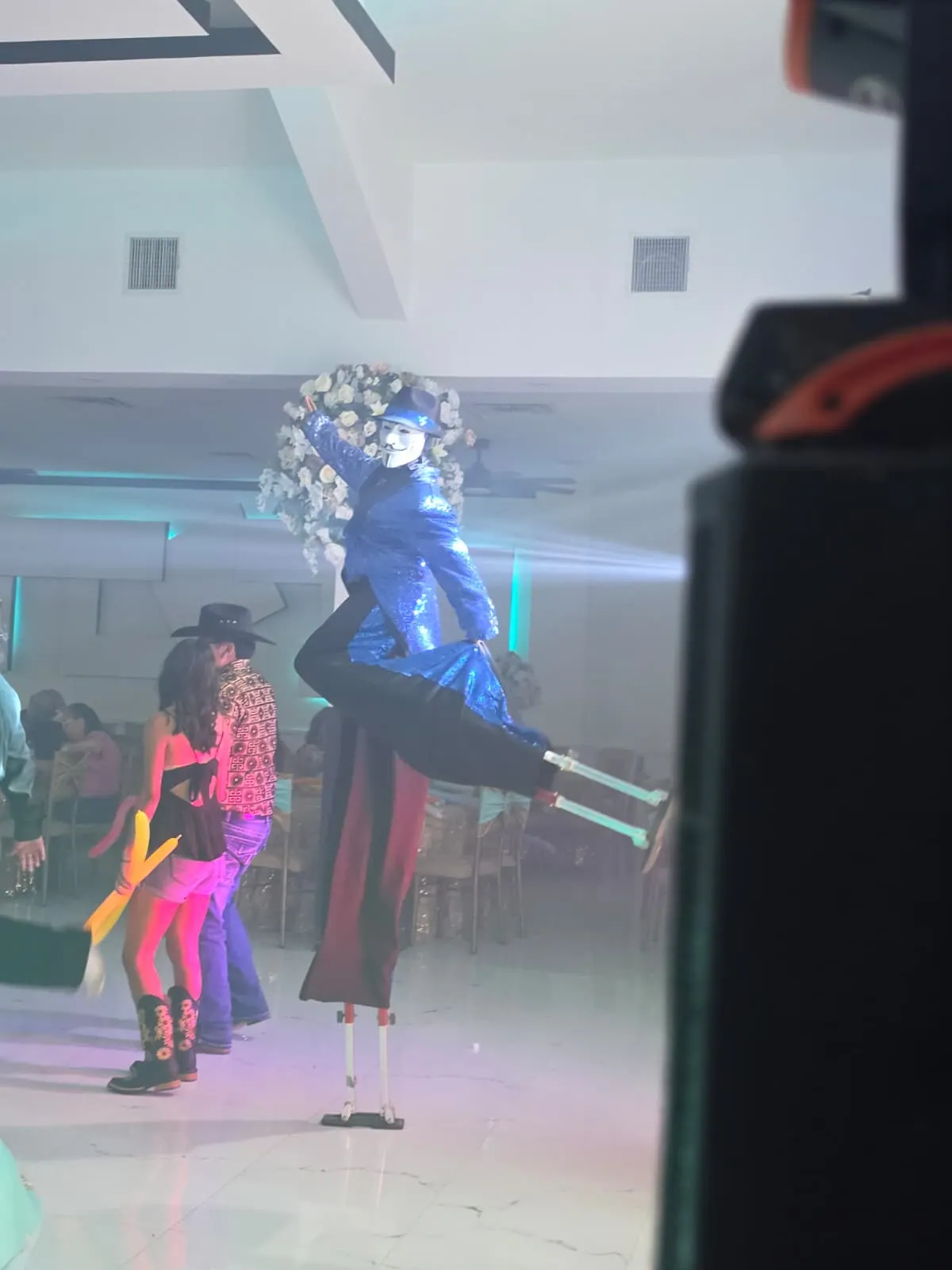 Arlequín en zancos durante un evento