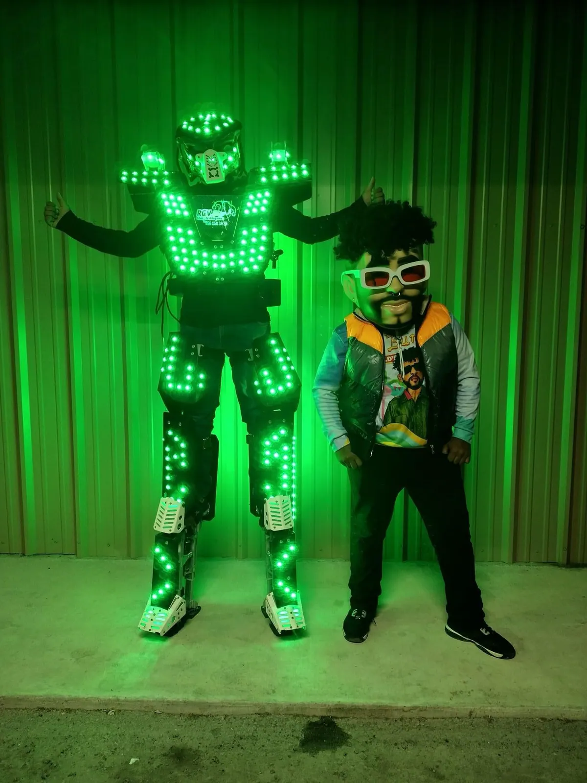 Robot LED y cabezón iluminados en color verde