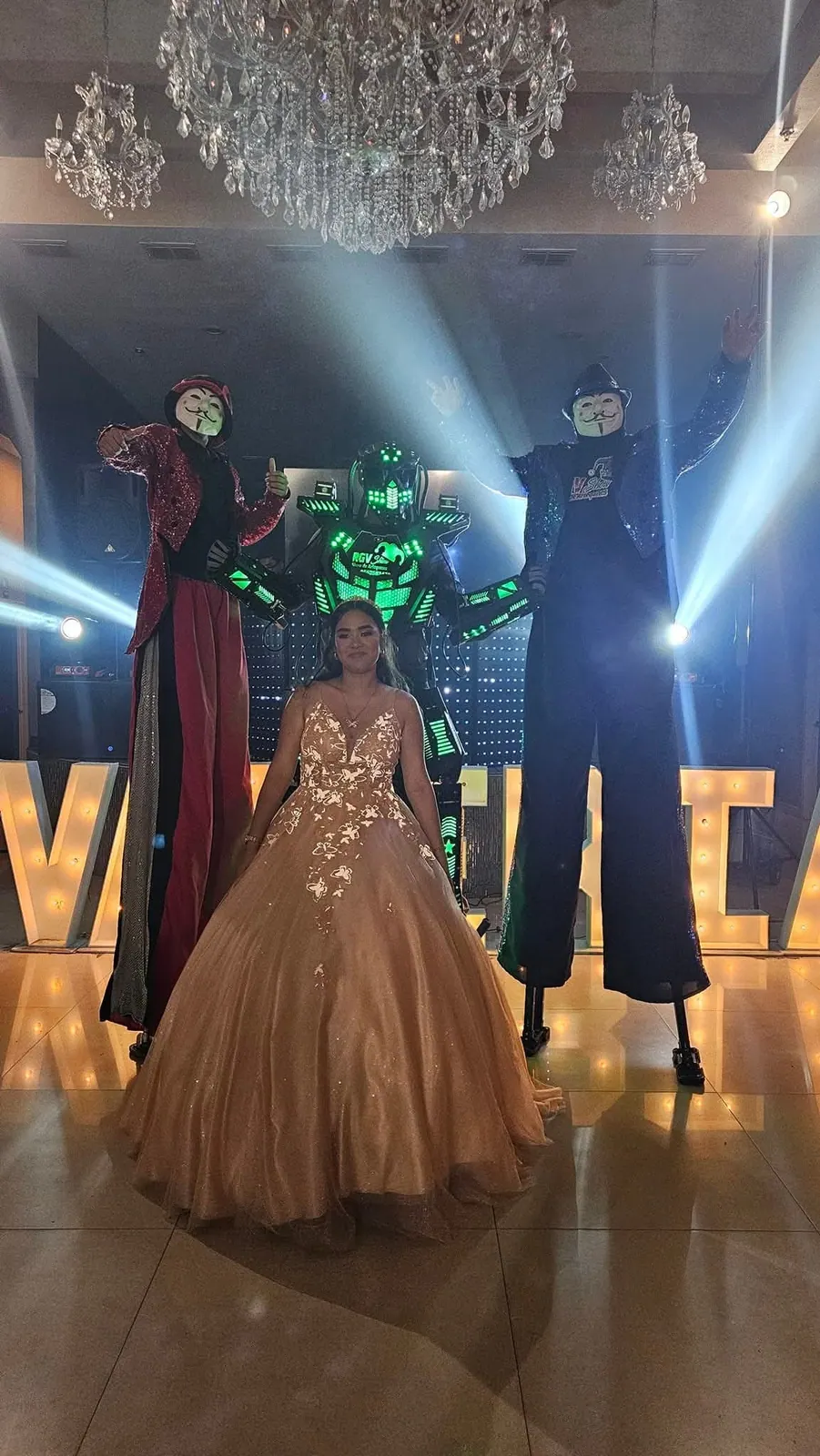 Show de personajes en una fiesta de XV años