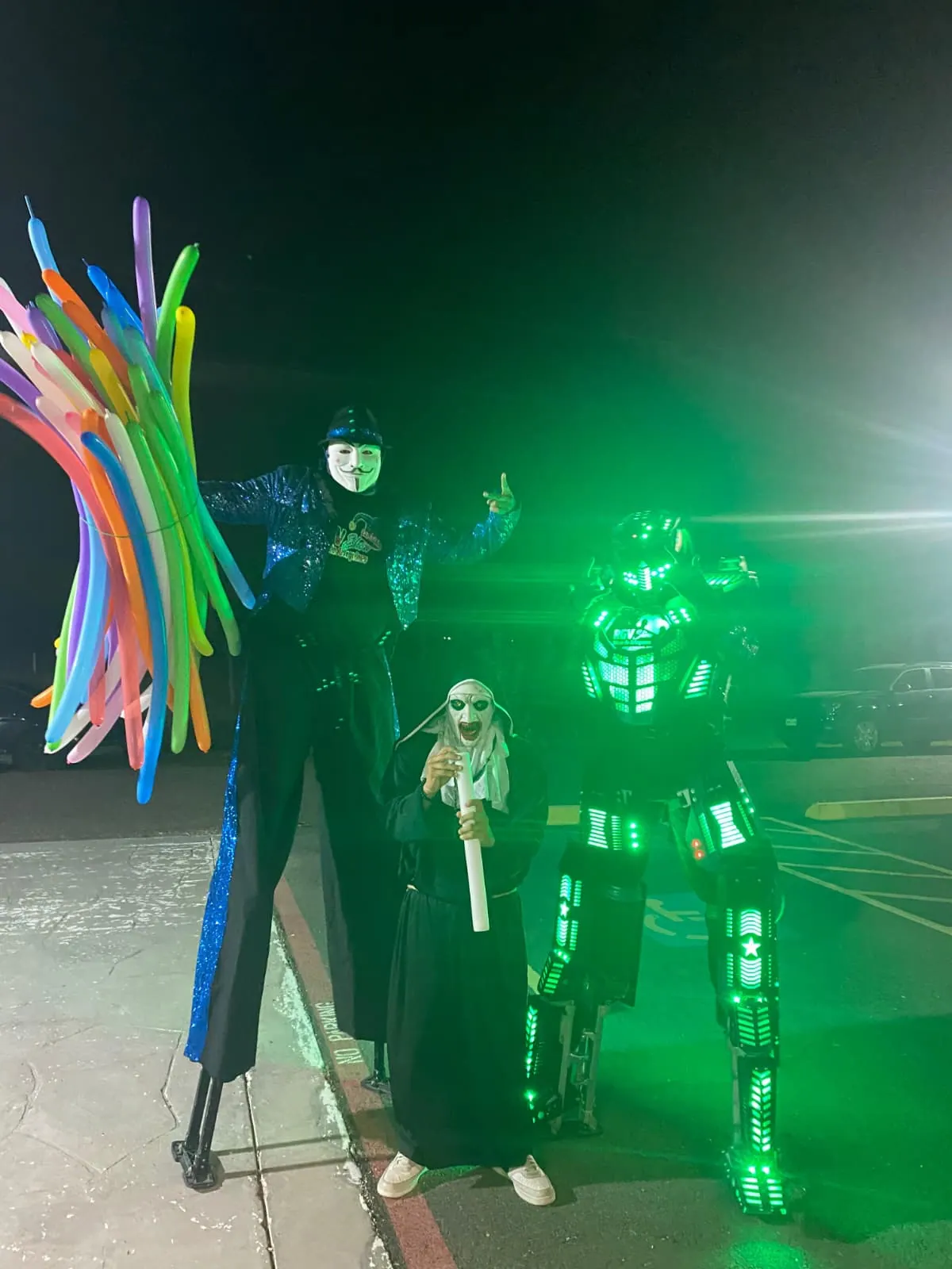 Tres personajes animando un evento